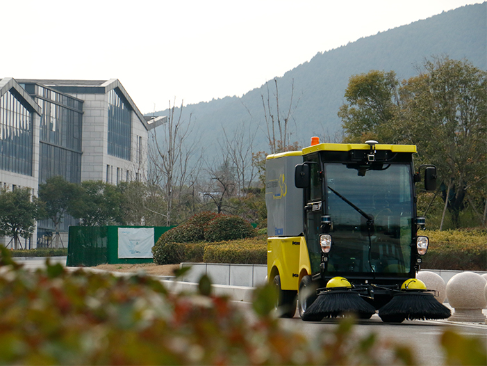 徐工無人駕駛掃路機(jī)在徐州珠山藝術(shù)街區(qū)作業(yè)