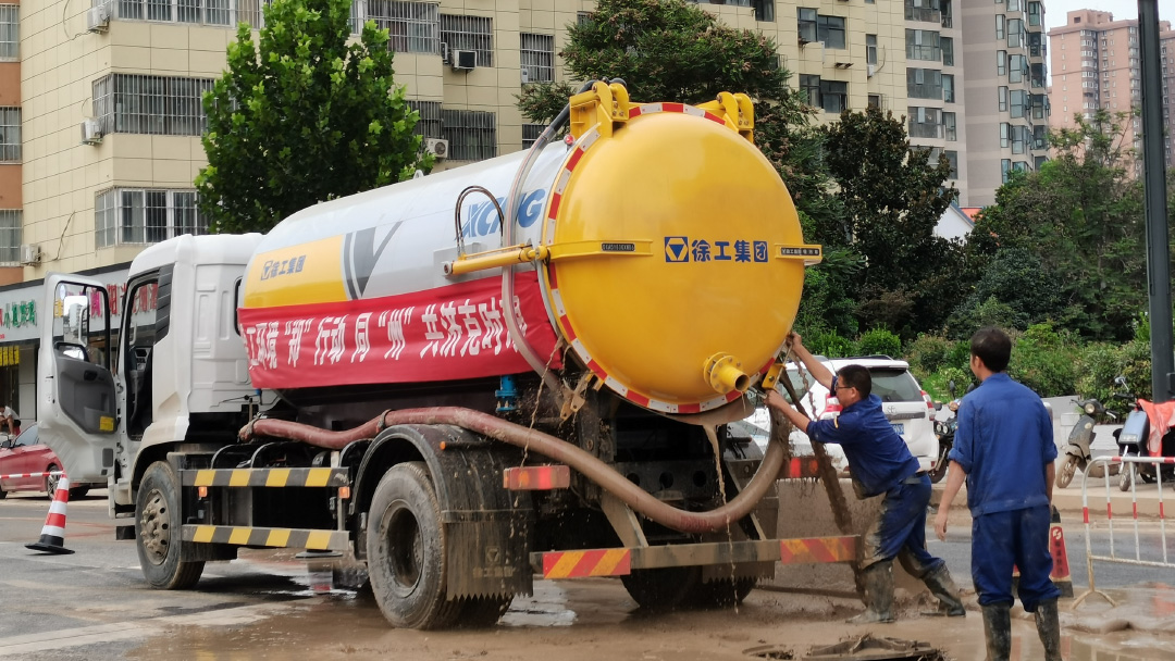 徐工吸污車(chē)馳援鄭州特大暴雨