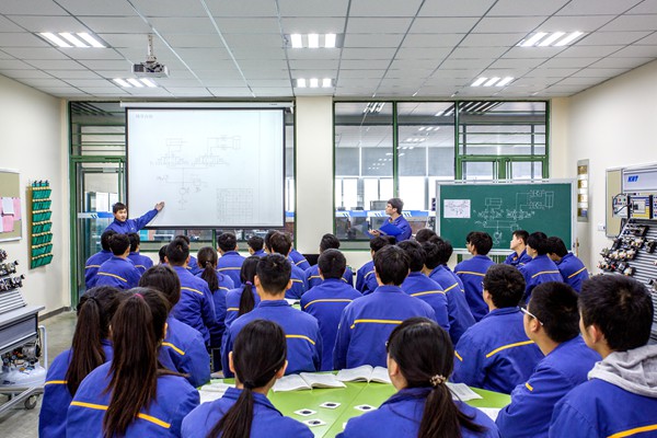 老師在液壓實(shí)習(xí)教學(xué)區(qū)組織學(xué)生課堂展示