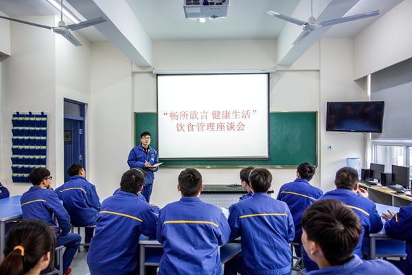  通過班級征集、實名反饋等渠道提出合理化建議，培養(yǎng)學(xué)生責(zé)任意識