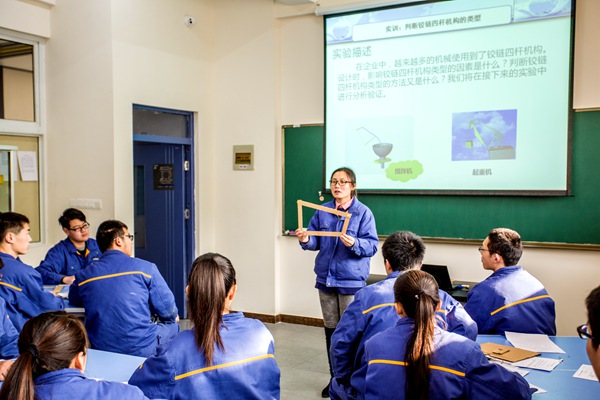 伍思思老師指導學生自制鉸鏈四桿機構(gòu)模型，固定不同桿件，通過實驗進一步理解鉸鏈四桿機構(gòu)的性質(zhì)及在機械設(shè)備中的應(yīng)用。